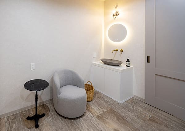 各部屋に化粧台を備え、施術前後のお支度にも配慮しています